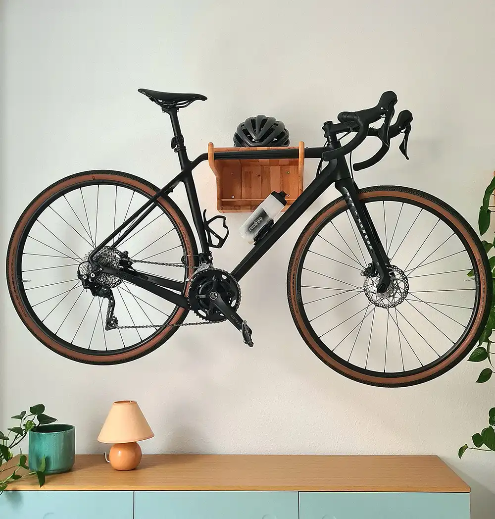 Warum nicht das Rennrad oder Designer-Bike als stilvolles Element in die Wohnungseinrichtung integrieren, anstatt es im Keller verstauben zu lassen? Foto: Haltma