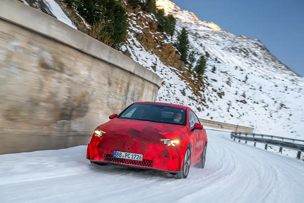 Als elektrische Revolution angekündigt, nun doch auch zumindest übergangsweise mit Verbrenner: Der Mercedes CLA ist das erste Modell auf der neuen, als besonders effizient beworbenen E-Architektur der Stuttgarter. Foto: Mercedes