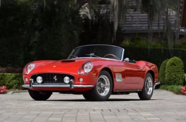 Der Ferrari 250 GT SWB California Spyder aus dem Jahr 1963, der 17.875.000 Dollar (17,2 Mio Euro) und damit so viel wie kein anderer Oldtimer im Jahr 2024 einbrachte. Foto: Mecum Auctions
