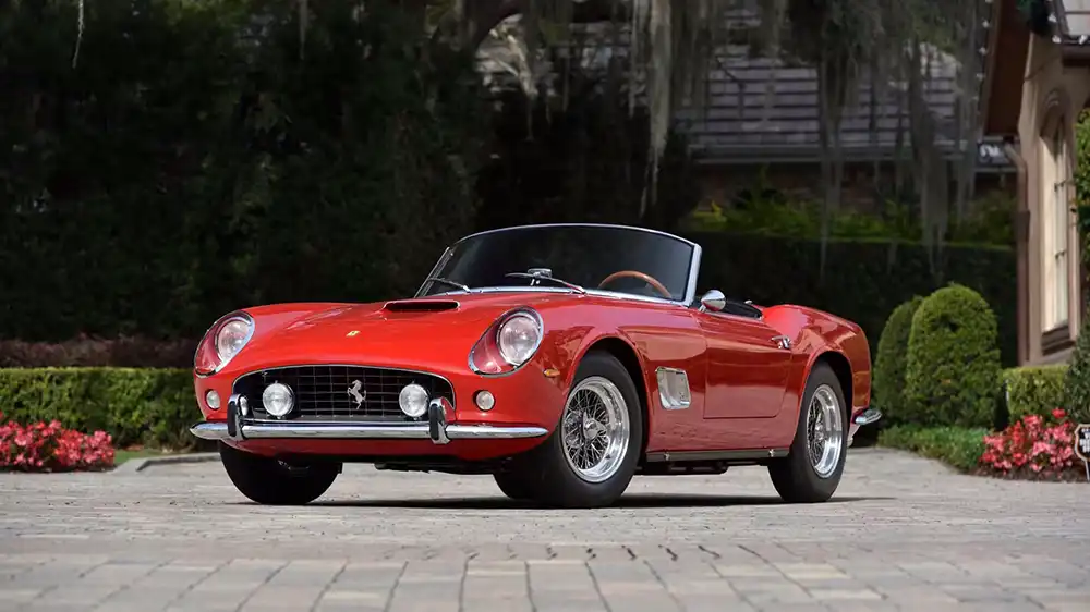 Der Ferrari 250 GT SWB California Spyder aus dem Jahr 1963, der 17.875.000 Dollar (17,2 Mio Euro) und damit so viel wie kein anderer Oldtimer im Jahr 2024 einbrachte. Foto: Mecum Auctions