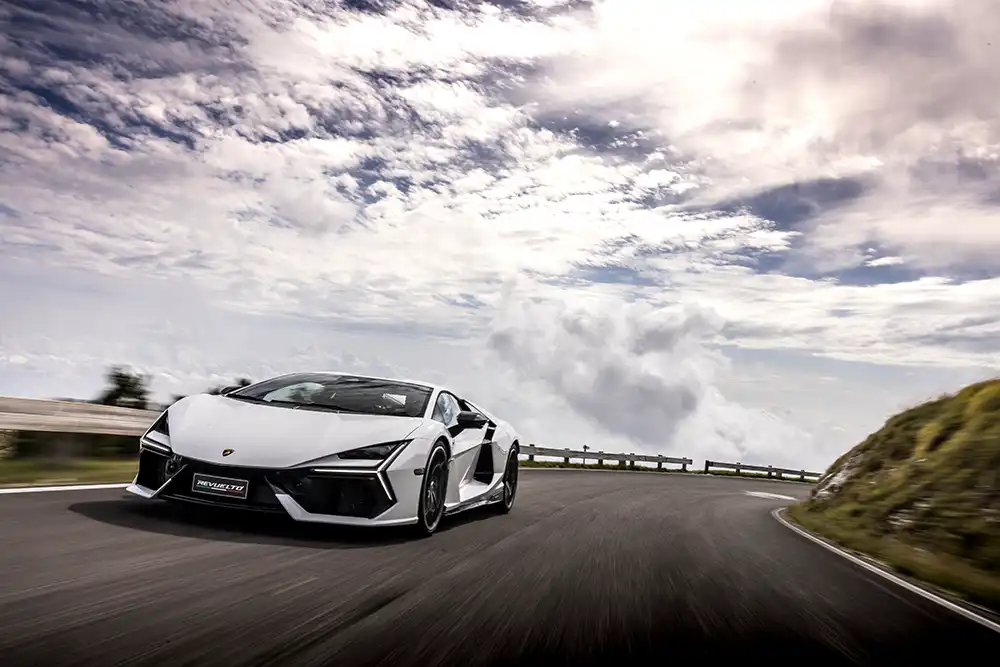 Der Lamborghini Revuelto wirkt dagegen wie ein Außerirdischer vom Sternbild Stier. Foto: Lamborghini