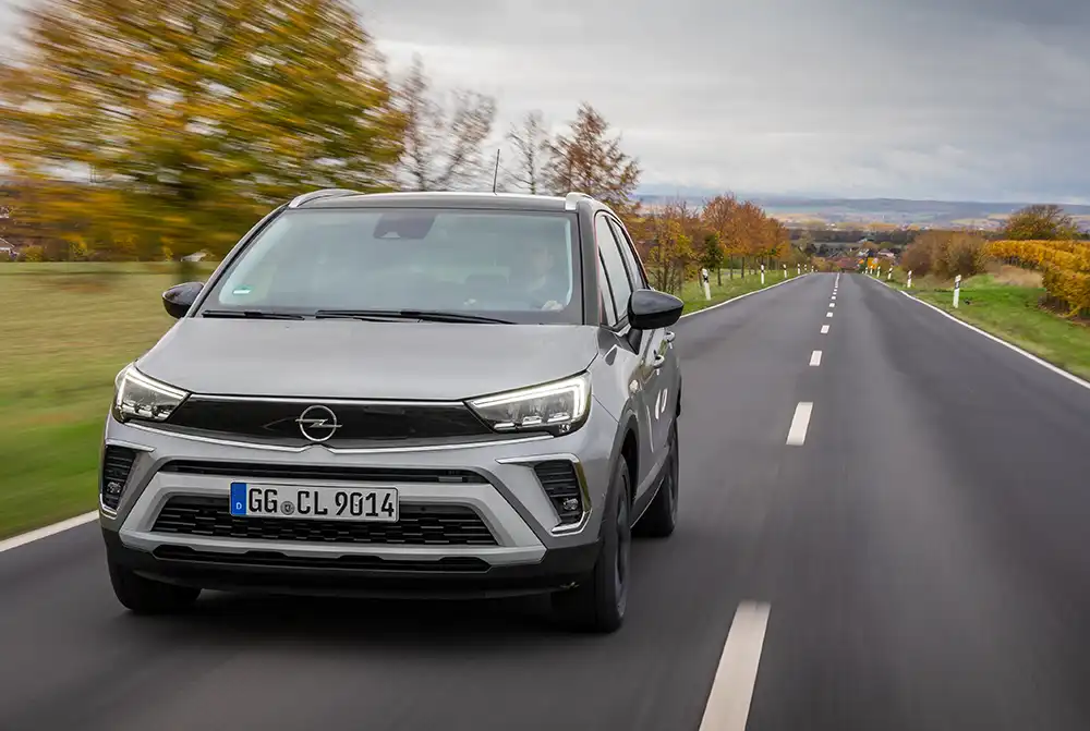 Der 4,22 Meter lange Opel Crossland, der 2017 als Nachfolger des Meriva debütierte, erhält keinen Nachfolger. Vielmehr soll der elektrische und 4,38 Meter lange Frontera in die Bresche springen. Foto: Opel