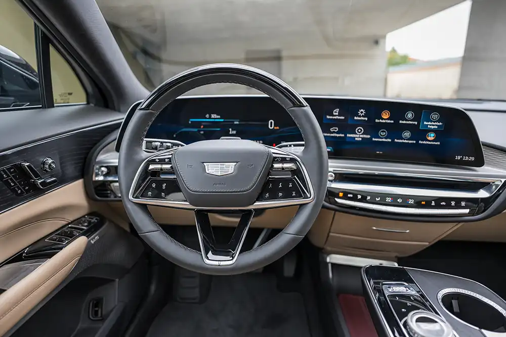 Das moderne Cockpit, das von einem 33-Zoll-Screen dominiert wird, streckt sich vom Fahrer aus bis weit in die Mitte. Foto: Cadillac