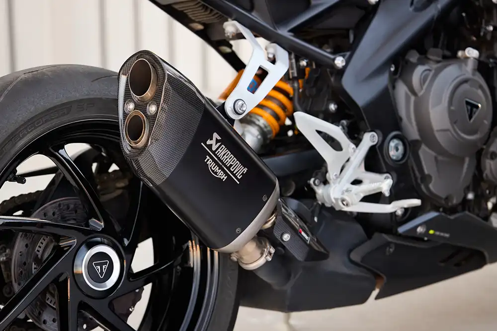 Eigentlich ein Must-have: Der Auspuffendtopf von Akrapovic. Foto: Triumph