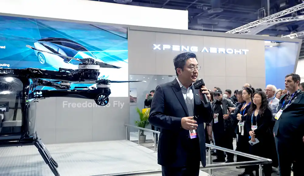 Brian Gu, Präsident und stellvertretender Vorsitzender von Xpeng Motors, kündigt auf der CES den Serienbau des Land Aircraft Carriers an. Foto: Xpeng