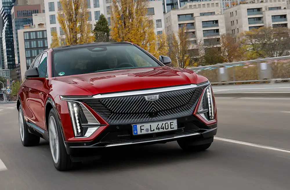 Der Cadillac Lyriq kommt mit typisch amerikanischen Abmessungen. Foto: Cadillac