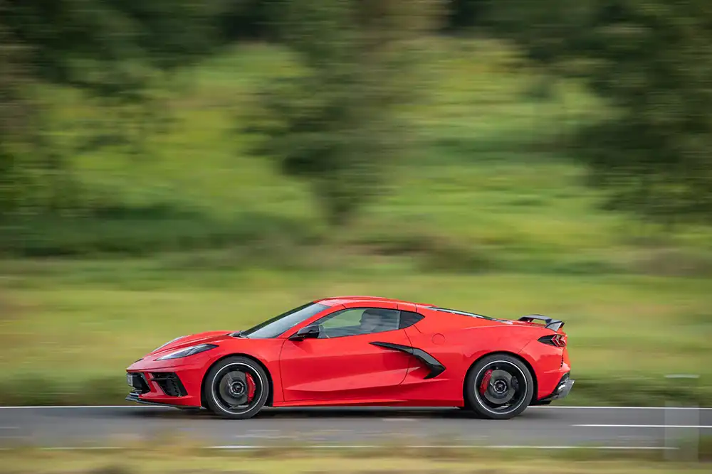 Den etwas ungehobelten Auftritt seiner älteren Vorfahren hat der neue Chevrolet Corvette C8 Stingray für die Mittelmotor-Ära abgelegt. Foto: Chevrolet