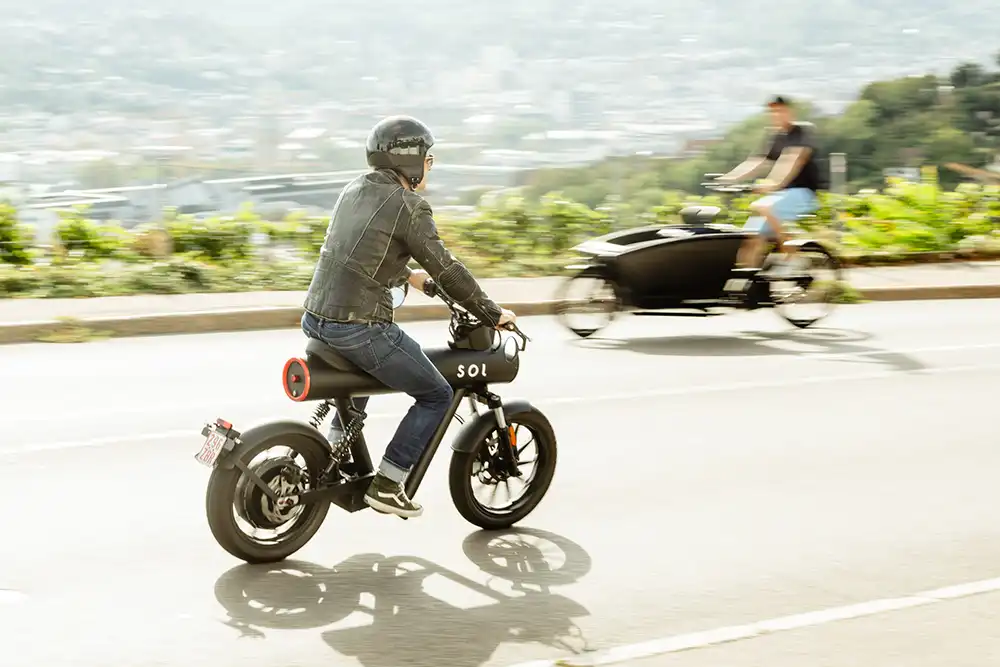 Als Kleinkraftrad fährt die Pocket Rocket maximal 45 km/h. Foto: Sol Motors