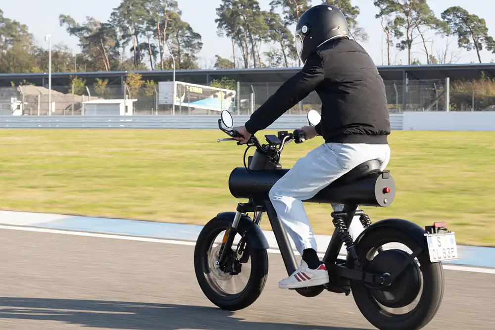 Alternativ gibt es die Pocket Rocket auch als Leichtkraftrad, die bis zu 85 km/h schnell fährt. Foto: Sol Motors