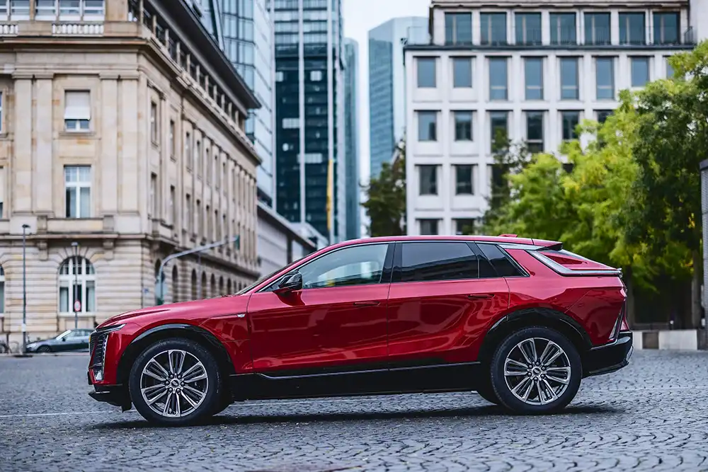 Optisch überrascht der Elektriker trotz seiner gewaltigen Abmessungen und großer 21-Zoll-Räder mit einer harmonischen, schwungvollen Linienführung. Foto: Cadillac