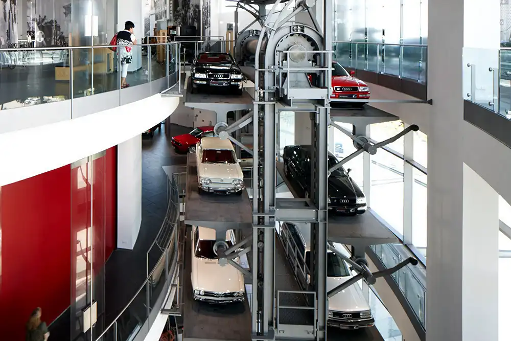  Nicht nur klassische Autos von Audi, sondern auch die der Vorgängermarken, sind im Museum am Stammsitz zu sehen. Foto: Audi