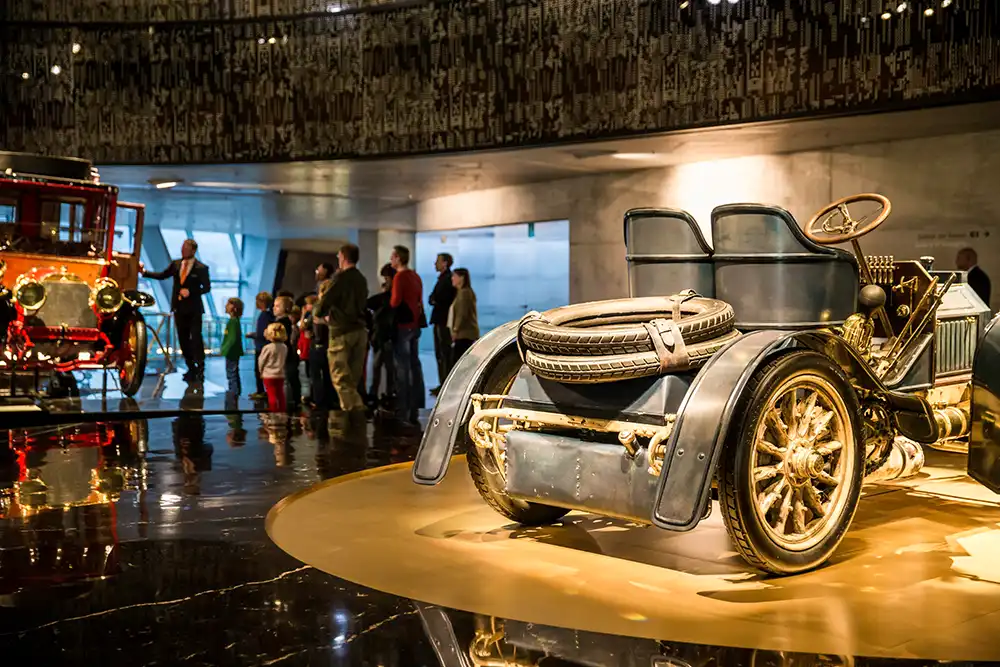 Im Mercedes-Museum zeichnen rund 1.500 Exponate die Geschichte der Marke und ihrer Fahrzeuge nach. Foto: Mercedes