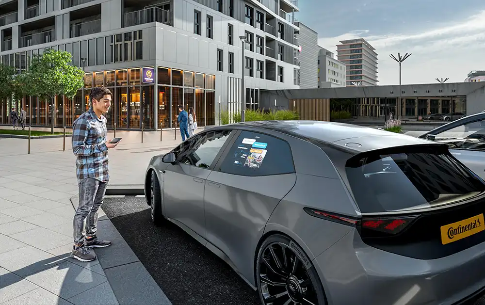 Auch personalisierte Inhalte lassen sich mit der Window Projection anzeigen. Auf dem Stadionparkplatz zeigt das System zum Beispiel das Wappen des Lieblingsvereins an. Foto: Continental
