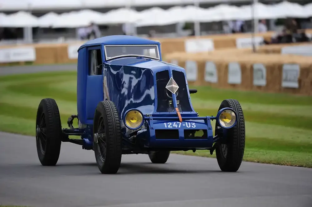 Der Extremsportwagen Renault 40 CV erreichte mit seinem 9-Liter-Motor 1926 einen Rekord von 190 km/h. Foto: Renault