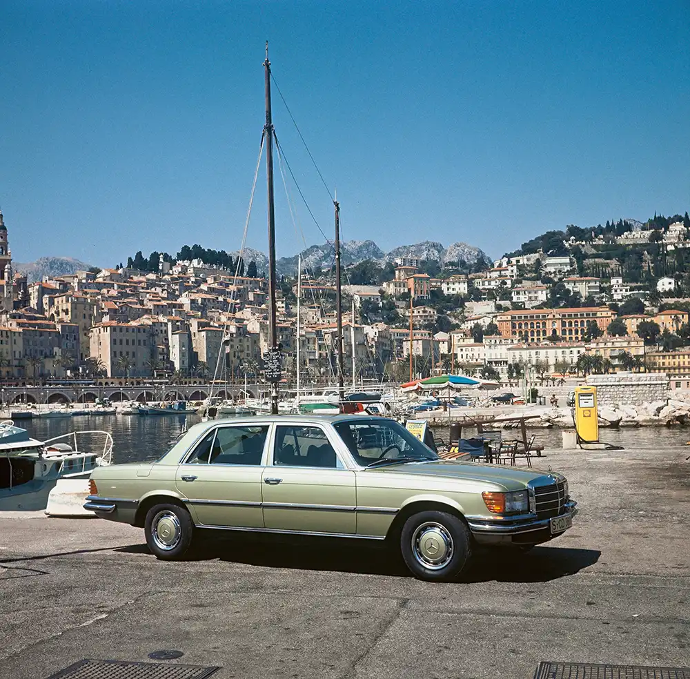Spitzentyp der ersten S-Klasse – Der Mercedes-Benz 450 SEL 6.9 debütierte 1975 als leistungsstärkste Limousine der Baureihe W 116. Foto: Mercedes-Benz