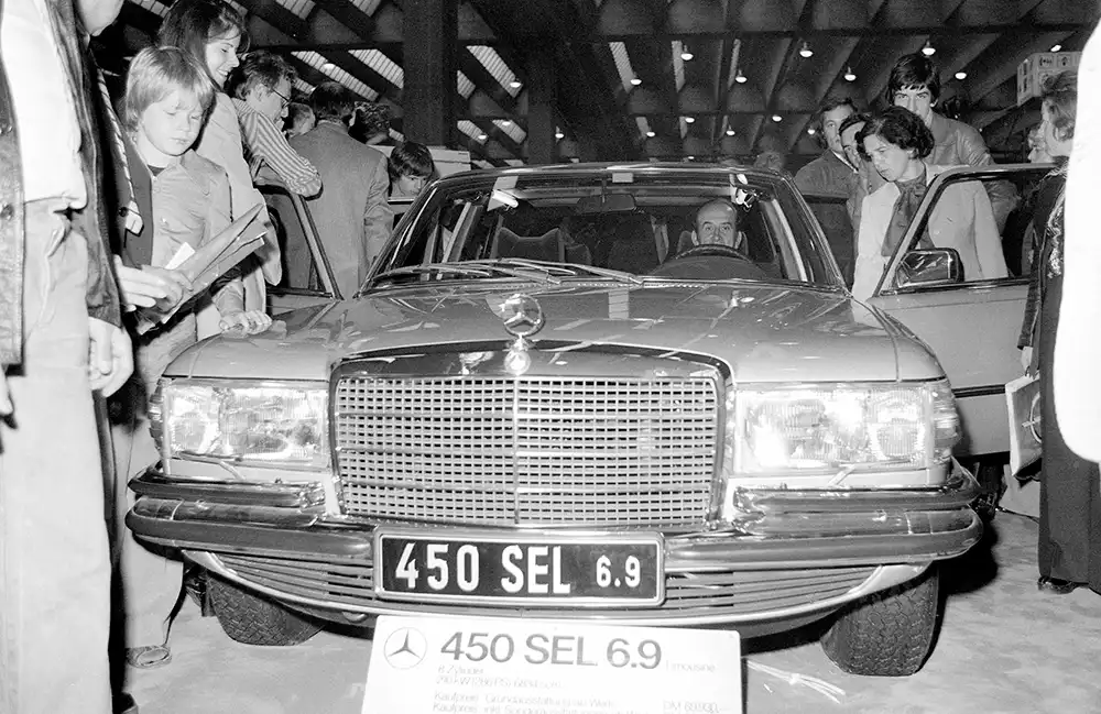 Einmal im Traumauto sitzen – Der Mercedes-Benz 450 SEL 6.9 feierte seine Messepremiere 1975 auf der IAA in Frankfurt. Foto: Mercedes-Benz