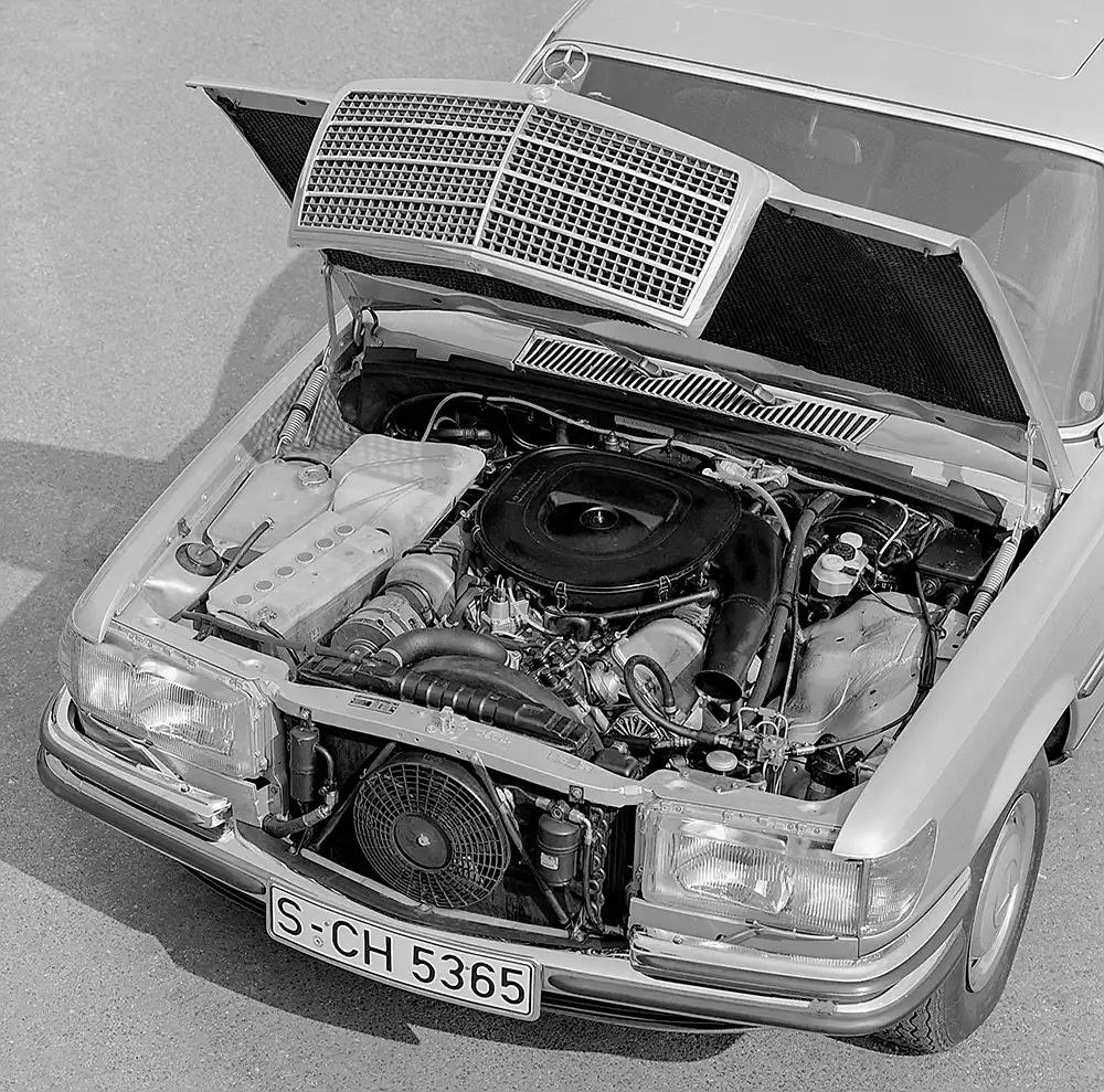 Der hubraumgrößte V8 in einem Mercedes-Benz benötigte viel Platz unter der Motorhaube und bot dafür mehr Power als mancher Supersportwagen. Foto: Mercedes-Benz