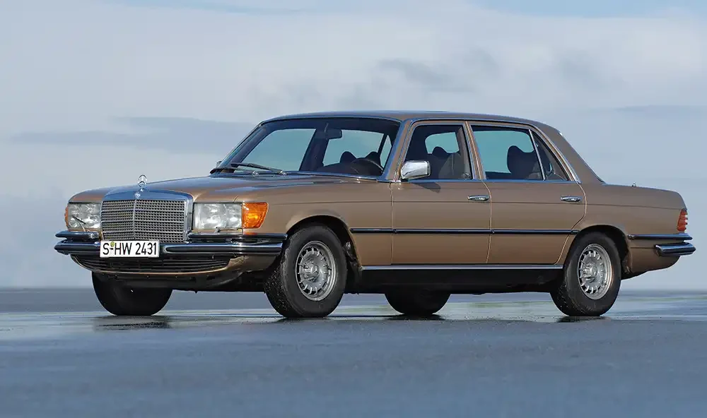 Understatement – Optisch differenziert sich der 6.9 gegenüber preiswerteren S-Klasse-Typen fast nur durch serienmäßige Scheinwerfer-Wischer und breitere Reifen. Foto: Mercedes-Benz