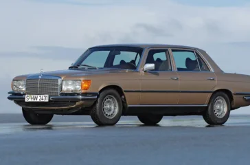 Understatement – Optisch differenziert sich der 6.9 gegenüber preiswerteren S-Klasse-Typen fast nur durch serienmäßige Scheinwerfer-Wischer und breitere Reifen. Foto: Mercedes-Benz