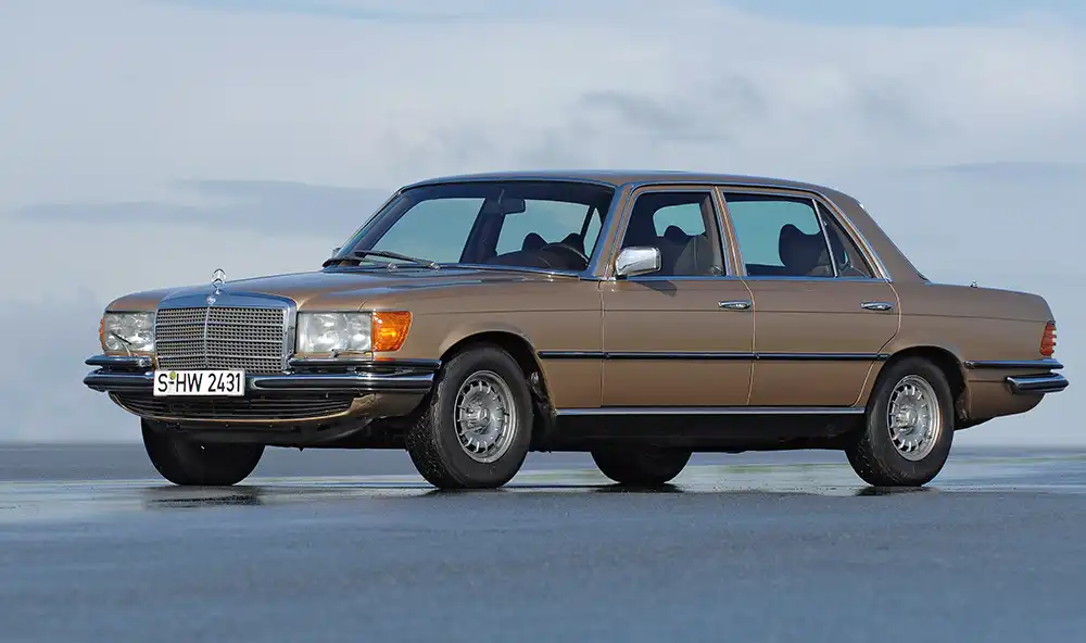 Understatement – Optisch differenziert sich der 6.9 gegenüber preiswerteren S-Klasse-Typen fast nur durch serienmäßige Scheinwerfer-Wischer und breitere Reifen. Foto: Mercedes-Benz