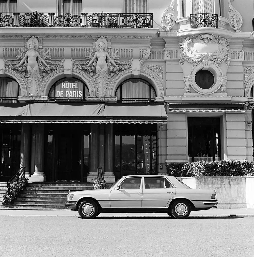 Domizile der Reichen und Schönen – Ein 450 SEL 6.9 vor dem Hotel de Paris in Monte Carlo. Foto: Mercedes-Benz
