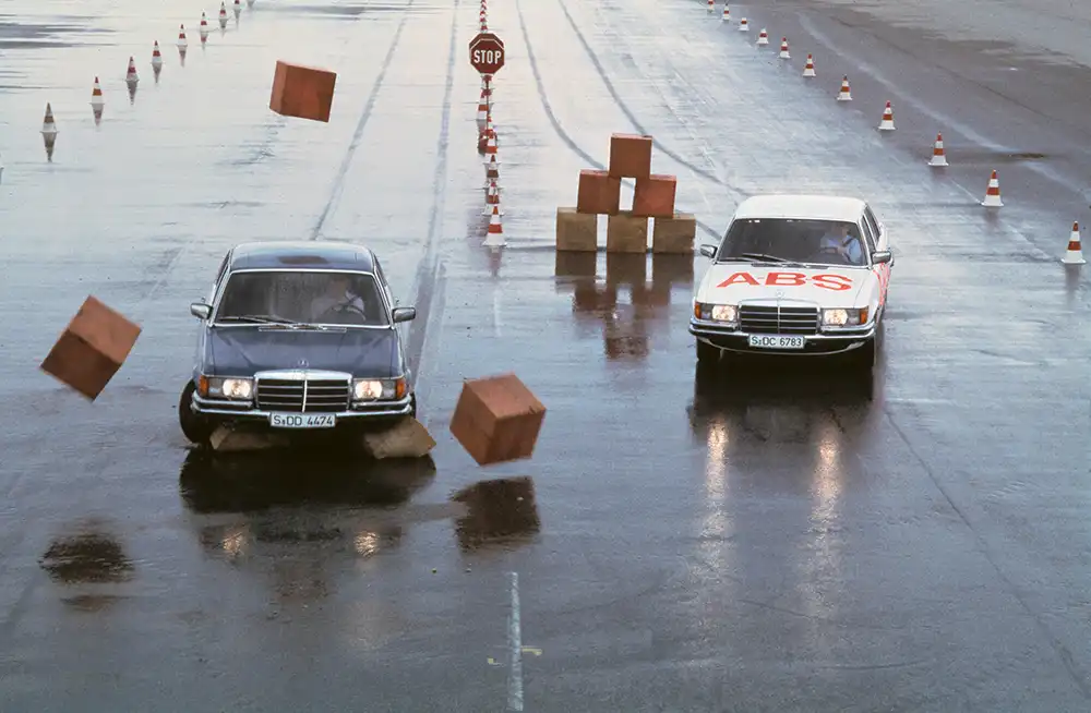 Safety First – Ab 1978 gab es die S-Klasse als erste Luxuslimousine mit ABS-Bremssystem. Foto: Mercedes-Benz