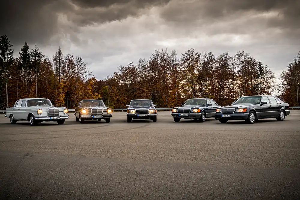 Große Ahnengalerie – Die S-Klasse W 116 mitten zwischen Vorgängern und Nachfolgern. Foto: Mercedes-Benz