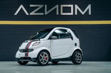 Die älteren Exemplare des Smart Fortwo wurden stets mit Verbrennungsmotor angeboten. Aznom tauscht diese gegen E-Antriebe aus. Foto: Aznom