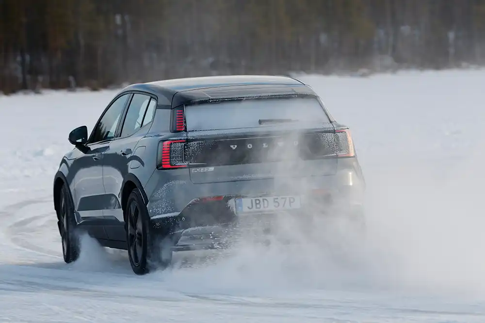 Die weiße Wolke ist Schnee, Abgas stößt der E-Crossover nicht aus. Foto: Volvo