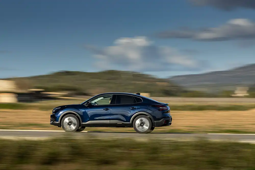 Der C4 ist Crossover ganz im Stile eines Kia Xceed oder Toyota C-HR. Foto: Citroen