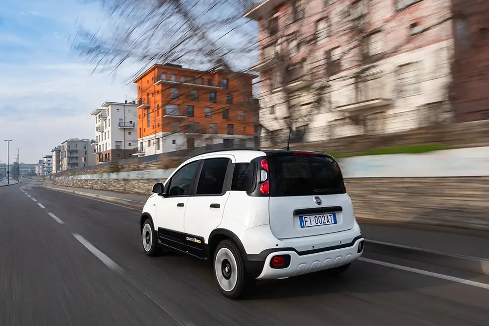 Mit 70 PS ist der Fiat Pandina nicht eben üppig motorisiert - angesichts von nur einer Tonne Gewicht reicht das aber aus. Foto: Fiat