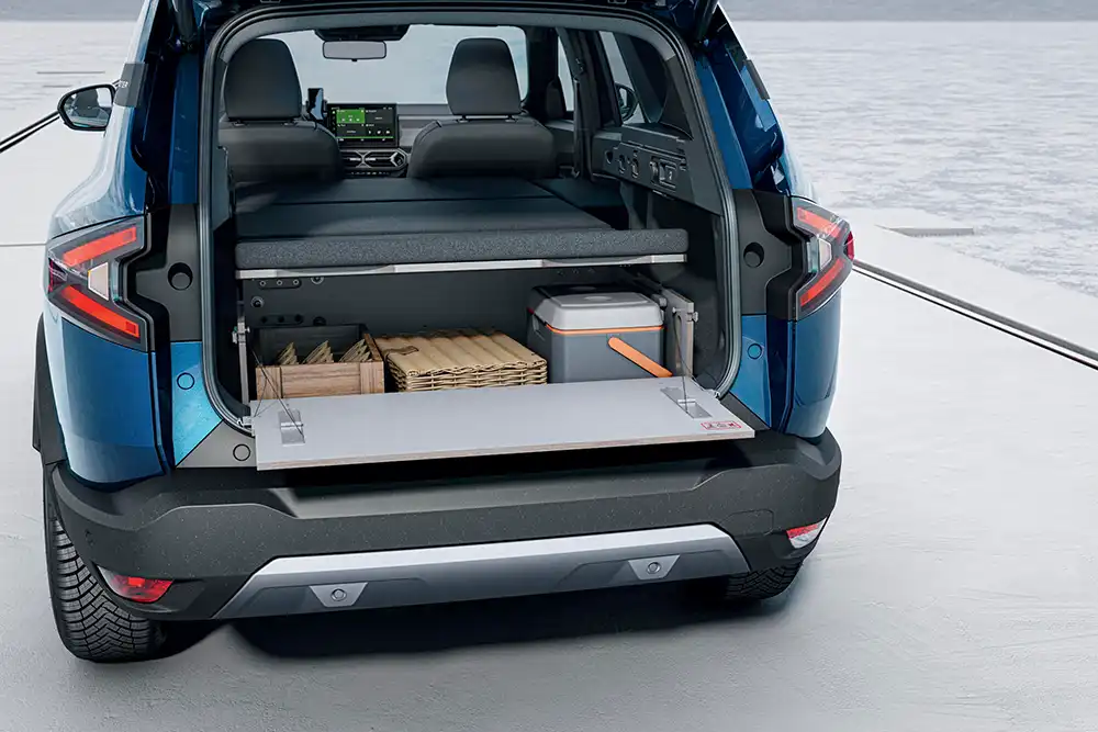 Das Schlafpaket ist eine im Kofferraum festgeschnallte Box. Foto: Dacia