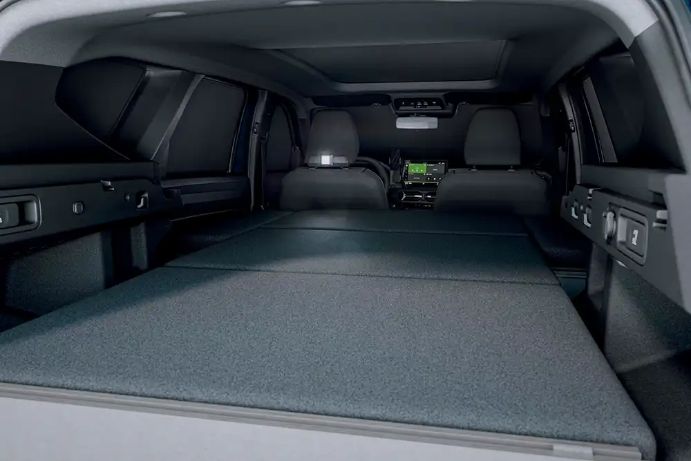 In wenigen Minuten lässt sich die Box zum Bettgestell umfunktionieren, auf dem dann eine Faltmatratze gelegt wird. Foto: Dacia