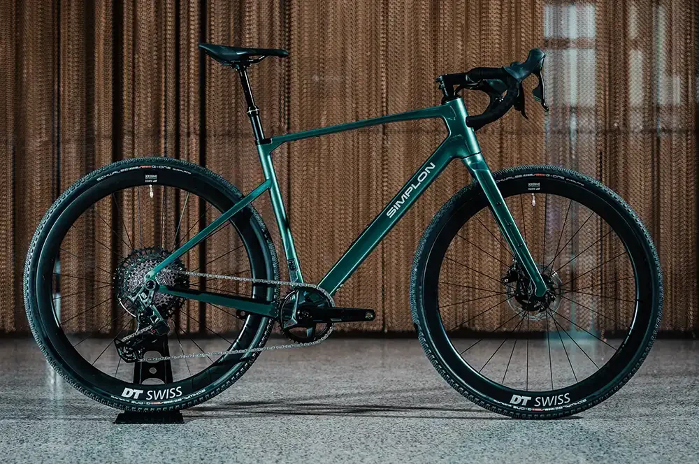 Schlank, aufgeräumt und schick: Das neue Gravel-Bike Grid von Simplon. Foto: Simplon