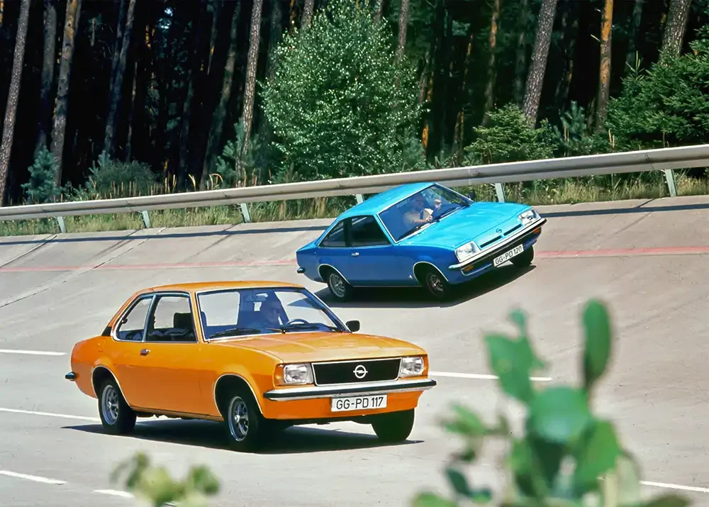 Brav oder brutal schnell – Das Mittelklasse-Duo Opel Ascona B und Manta B gab es mit Motoren für Familien oder Rallyefahrer. Foto: Opel