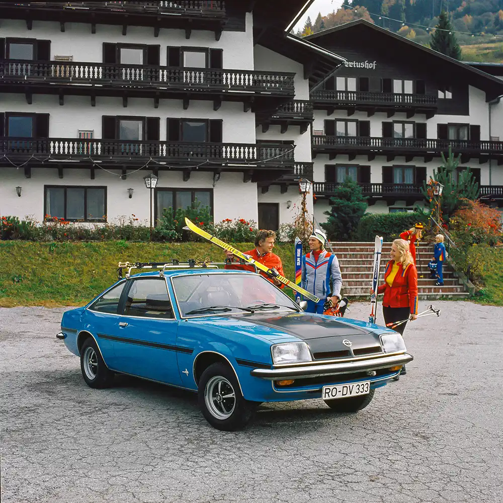 Schwarze Haube für freie Überholspuren – Der Opel Manta SR sah schneller aus, als er fuhr. Familienväter waren seine größten Fans. Foto: Opel