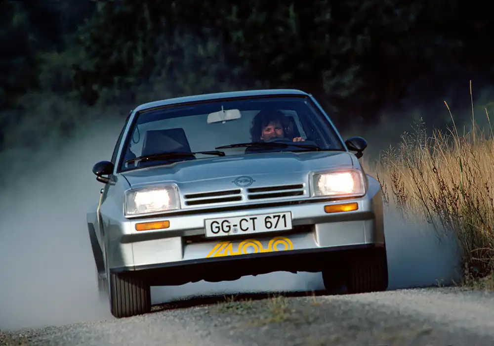 Mit nur 144 PS lehrte der Opel Manta 400 in Sprintduellen sogar Porsche 944 oder Ferrari Mondial das Fürchten. Foto: Opel