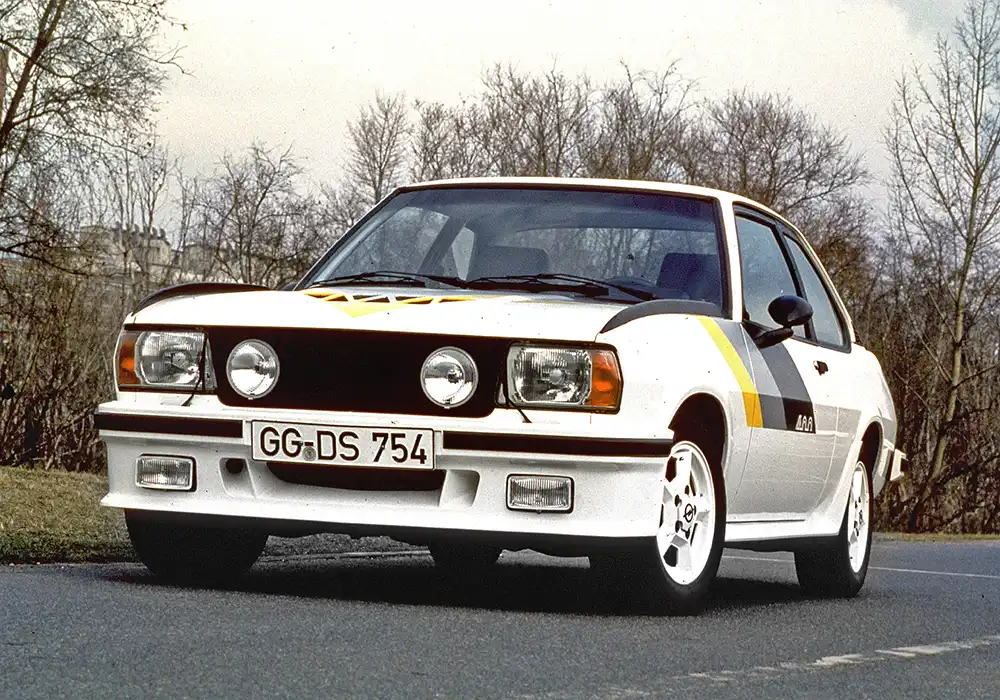 Eine biedere Mittelklasse mutiert zum Brandstifter – Der sportliche Opel Ascona 400 errang Kultstatus. Foto: Opel
