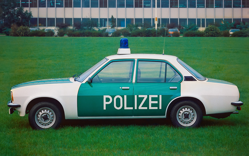 Bürgermeister im Behördeneinsatz – Der viertürige Opel Ascona diente auch als Polizeifahrzeug. Foto: Opel