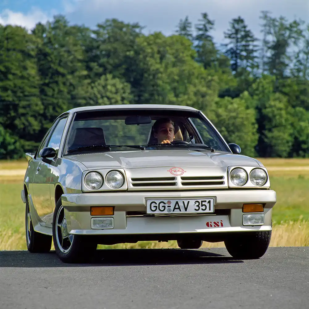 Oldie mit Abgasentgiftung – Im Jahr 1987 debütierte der Opel Manta GSi mit ungeregeltem Katalysator. Foto: Opel