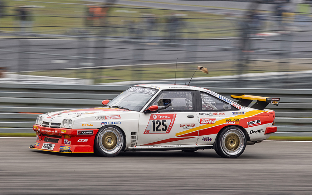 Mit Fuchsschwanz vor der Fuchsröhre – Der Opel Manta avancierte zu einer Ikone des 24-Stunden-Rennens auf dem Nürburgring. Foto: Opel