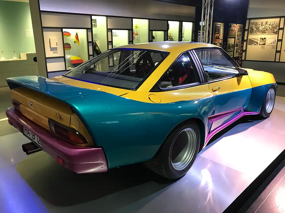 Getunt und verspoilert schrieb der Manta schrille Filmgeschichte. Hier das Opel Coupe aus der Komödie „Manta, Manta“ in einer Ausstellung im Bonner Haus der Geschichte. Foto: Opel
