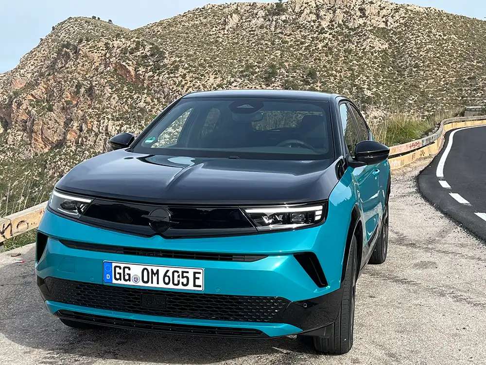 SUV statt Familiencoupé – Der gerade facegeliftete Opel Mokka präsentiert sich in dynamischen Linien und mit der „Vizor“-Front, die auf den Manta A zurückgeht. Foto: autodrom