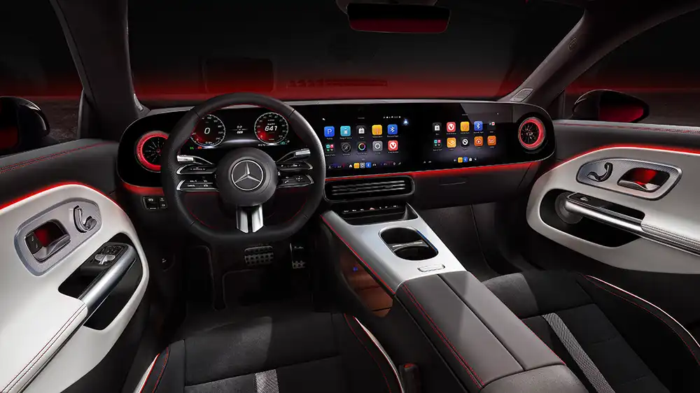 Der Mercedes CLA macht einen weiteren Schritt bei der Digitalisierung und bekommt jetzt einen Bildschirm, der sich (fast) durchs ganze Cockpit spannt. Foto: Mercedes-Benz