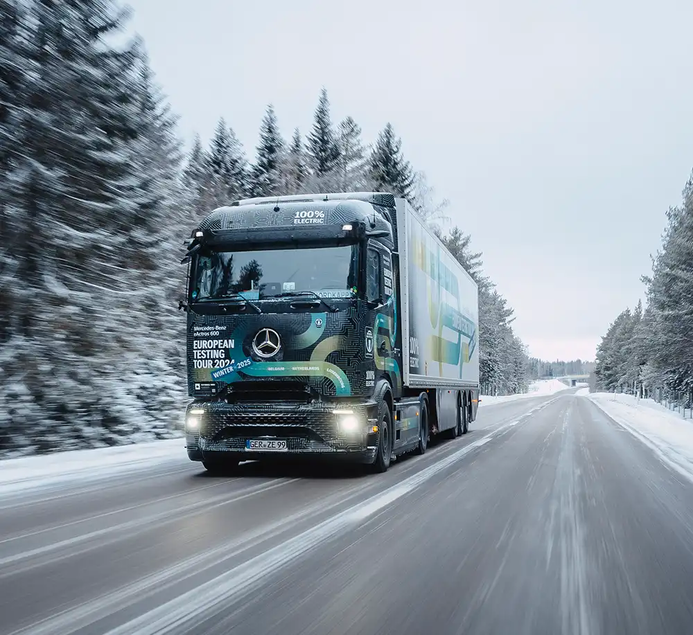 Der Mercedes Actros soll 500 Kilometer schaffen und sehr schnell nachladen. Foto: Mercedes-Benz