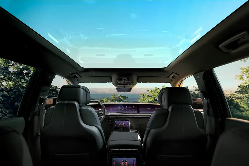 Imposant sind außerdem die vielen und im Fall des Cockpitscreens besonders großen Displayflächen des Cadillacs Escalade IQL. Foto: Cadillac