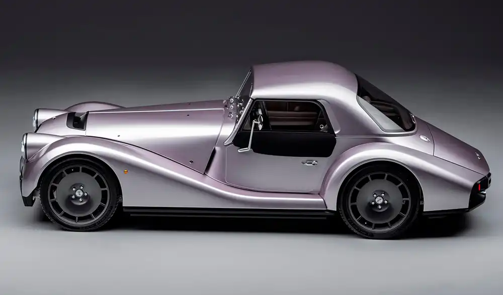 Morgan Supersport: Der flache Zweisitzer, den man auch mit Hardtop kombinieren kann, ist lediglich 4,11 Meter lang. Foto: Morgan