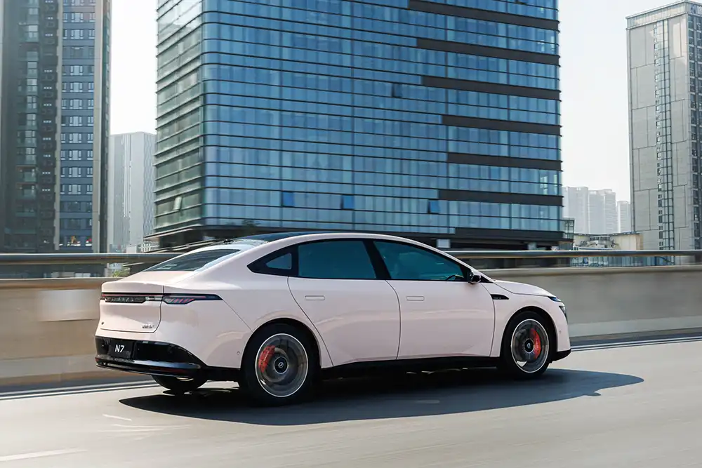 Entsprechend bietet der Viertürer ein für China typisches, aerodynamisches Elektrodesign mit einem cw-Wert von nur 0,208. Foto: Nissan