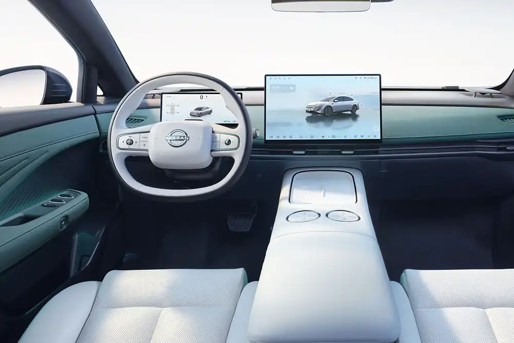 Großes Display, wenig Schalter prägen das Cockpit des N7. Foto: Nissan