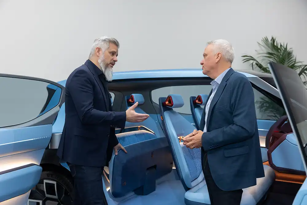 Kia-Designer Jochen Paesen erläutert das modulare Konzept im EV2 Concept. Foto: Kia